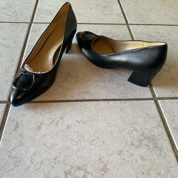 Naturalizer Classic Embellished Black leather Pointy toe with chunky heel - Picture 4 of 6